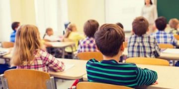 Alldaynews.gr Συγκίνηση για μαθητές της Κρήτης: Μαθαίνουν νοηματική για να επικοινωνούν με συμμαθήτριά τους (video)