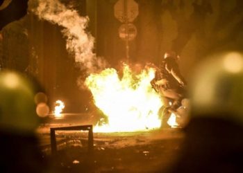 Μολότοφ κατά αστυνομικών της ΔΙΑΣ στα Εξάρχεια – Δύο τραυματίες