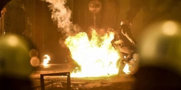 Μολότοφ κατά αστυνομικών της ΔΙΑΣ στα Εξάρχεια – Δύο τραυματίες