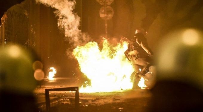 Μολότοφ κατά αστυνομικών της ΔΙΑΣ στα Εξάρχεια – Δύο τραυματίες