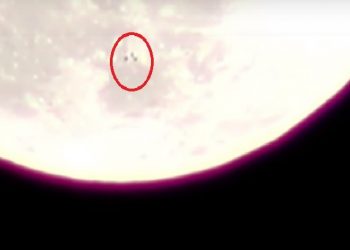 Η στιγμή που τρία UFO πετούν μπροστά από τη Σελήνη (vid)