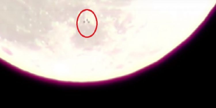 Η στιγμή που τρία UFO πετούν μπροστά από τη Σελήνη (vid)