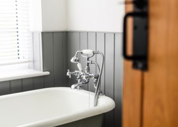 Μία γυναίκα έμεινε καθηλωμένη στο μπάνιο για 8 μέρες και σώθηκε από έναν ντελιβερά (pics)