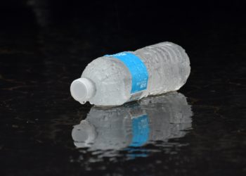 Οι εταιρείες εμφιαλωμένου νερού εγκαταλείπουν το πλαστικό μπουκάλι – Πώς θα μεταφέρουμε το νερό;