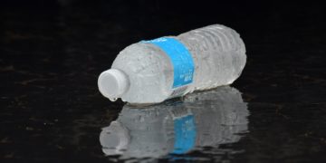 Οι εταιρείες εμφιαλωμένου νερού εγκαταλείπουν το πλαστικό μπουκάλι – Πώς θα μεταφέρουμε το νερό;