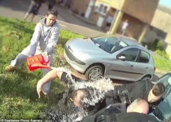 Περιέλουσε 8 αστυνομικούς με πετρέλαιο και απειλούσε να τους κάψει – «Νομίζαμε ότι θα λαμπαδιάσουμε» λένε οι αστυνομικοί (Video)