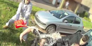 Περιέλουσε 8 αστυνομικούς με πετρέλαιο και απειλούσε να τους κάψει – «Νομίζαμε ότι θα λαμπαδιάσουμε» λένε οι αστυνομικοί (Video)