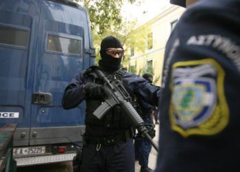 Συλλήψεις της Αντιτρομοκρατικής- Βρέθηκαν Καλάσνικοφ και εκρηκτικά