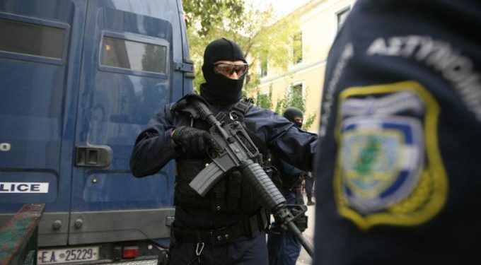 Συλλήψεις της Αντιτρομοκρατικής- Βρέθηκαν Καλάσνικοφ και εκρηκτικά