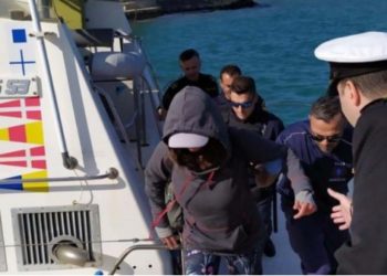 Φολέγανδρος: Αυτή είναι η 45χρονη που επέζησε μόνη και αβοήθητη στο Αιγαίο – Επί δύο μέρες πάνω σε ένα μικρό βαρκάκι[photos]