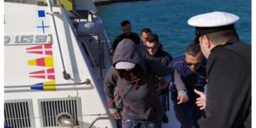 Φολέγανδρος: Αυτή είναι η 45χρονη που επέζησε μόνη και αβοήθητη στο Αιγαίο – Επί δύο μέρες πάνω σε ένα μικρό βαρκάκι[photos]