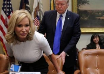 Ο Τραμπ προσέλαβε την προσωπική του πάστορα: «Αν του έλεγα όχι, θα ήταν σαν να λέω όχι στο Θεό» (video)