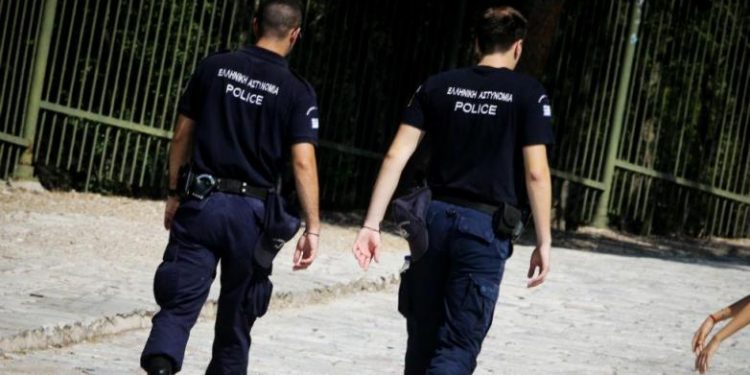 Alldaynews.gr «Μας έβαλαν να σκύβουμε, μας κοιτούσαν, ήταν μια απόλυτα εξευτελιστική διαδικασία» – Τι λένε τα μέλη του ΣΕΚ για την ΕΛ.ΑΣ.