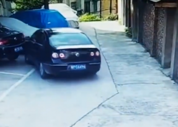 Μόλις πήρε το δίπλωμά της, τράκαρε δυο αυτοκίνητα και χτύπησε σε τοίχο (vid)