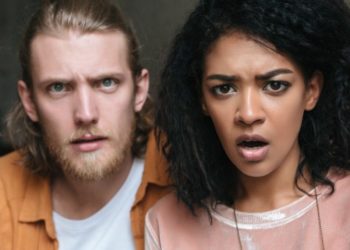 Πήγε να γνωρίσει τους γονείς της κοπέλας του και αποκαλύφθηκαν μυστικά