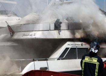 Συναγερμός στη Γλυφάδα: Μεγάλη φωτιά στην μαρίνα