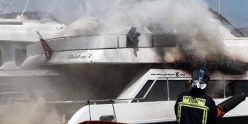 Alldaynews.gr Συναγερμός στη Γλυφάδα: Μεγάλη φωτιά στην μαρίνα