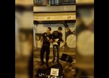 Αστυνομικός τραγουδάει υπέροχα δίπλα σε πλανόδιο μουσικό στο Μοναστηράκι (Video)