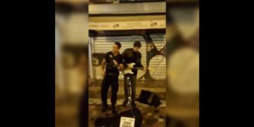 Alldaynews.gr Αστυνομικός τραγουδάει υπέροχα δίπλα σε πλανόδιο μουσικό στο Μοναστηράκι (Video)