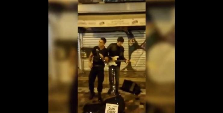 Alldaynews.gr Αστυνομικός τραγουδάει υπέροχα δίπλα σε πλανόδιο μουσικό στο Μοναστηράκι (Video)