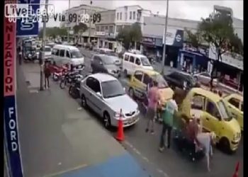 Απρόσεχτος επιβάτης ταξί ανοίγει την πόρτα και πέφτει πάνω μηχανή, με τον οδηγό να πετάει το κράνος του στο κεφάλι… αθώου περαστικού (vid)