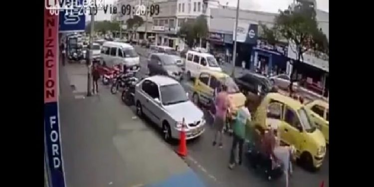 Απρόσεχτος επιβάτης ταξί ανοίγει την πόρτα και πέφτει πάνω μηχανή, με τον οδηγό να πετάει το κράνος του στο κεφάλι… αθώου περαστικού (vid)