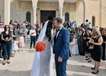 Τον έβαλε και ξύρισε το μουστάκι… και μετά τον παντρεύτηκε ( Video)