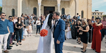 Alldaynews.gr Τον έβαλε και ξύρισε το μουστάκι… και μετά τον παντρεύτηκε ( Video)