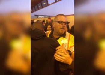 Yπάλληλος σε σταθμό τρένου αρπάζει και σώζει στο «τσακ» απρόσεκτο επιβάτη που έπεσε στις ράγες! (Video)