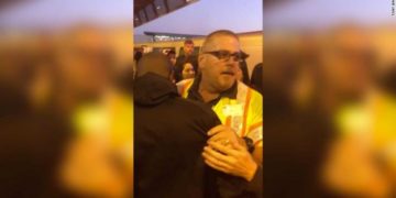 Yπάλληλος σε σταθμό τρένου αρπάζει και σώζει στο «τσακ» απρόσεκτο επιβάτη που έπεσε στις ράγες! (Video)