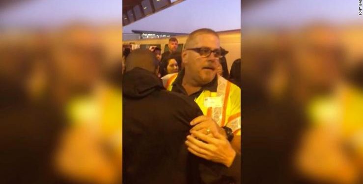 Yπάλληλος σε σταθμό τρένου αρπάζει και σώζει στο «τσακ» απρόσεκτο επιβάτη που έπεσε στις ράγες! (Video)