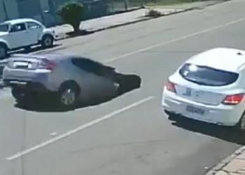 Αυτοκίνητο έπεσε σε μία μεγάλη τρύπα που μόλις είχε ανοίξει στον δρόμο (vid)