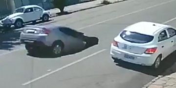 Alldaynews.gr Αυτοκίνητο έπεσε σε μία μεγάλη τρύπα που μόλις είχε ανοίξει στον δρόμο (vid)