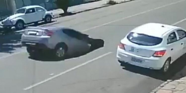 Alldaynews.gr Αυτοκίνητο έπεσε σε μία μεγάλη τρύπα που μόλις είχε ανοίξει στον δρόμο (vid)