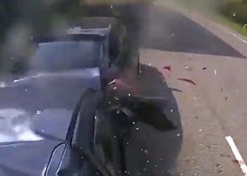 Βίντεο: Η στιγμή που φορτηγό συνθλίβει προπορευόμενα οχήματα