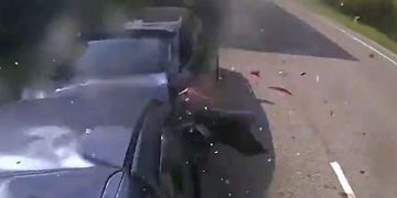 Alldaynews.gr Βίντεο: Η στιγμή που φορτηγό συνθλίβει προπορευόμενα οχήματα