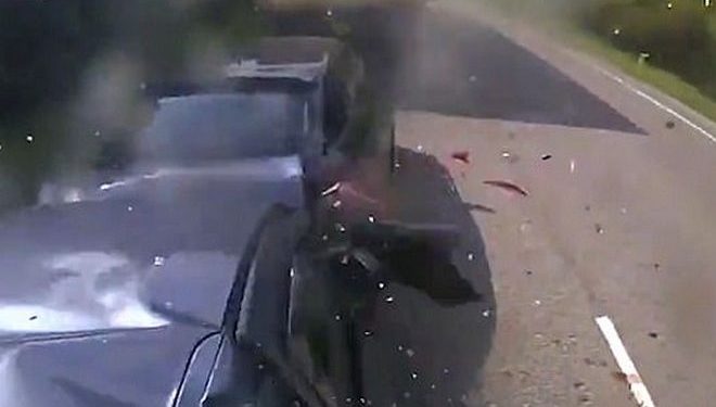 Alldaynews.gr Βίντεο: Η στιγμή που φορτηγό συνθλίβει προπορευόμενα οχήματα