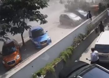 Τρομακτικό βίντεο: Αυτοκίνητο «φεύγει» από γέφυρα και πέφτει πάνω σε πεζούς