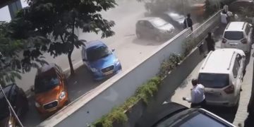 Alldaynews.gr Τρομακτικό βίντεο: Αυτοκίνητο «φεύγει» από γέφυρα και πέφτει πάνω σε πεζούς