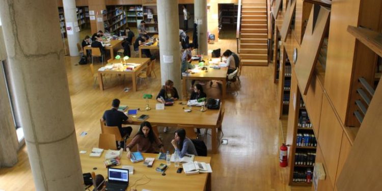 Alldaynews.gr Θεσσαλονίκη: Φοιτητής εκσπερμάτισε στην πλάτη κοπέλας που μελετούσε στη βιβλιοθήκη στο ΑΠΘ