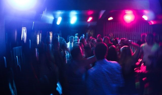 Alldaynews.gr «Έβαλε τα χέρια της μέσα στο σουτιέν μου και με έπιασε από πίσω»: Απίστευτη καταγγελία για την εισβολή της αστυνομίας σε κλαμπ