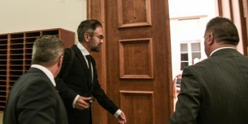 Alldaynews.gr Η Εισαγγελία κατά της Διαφθοράς Αδειάζει Φρουζή: Δεν θα μπορούσε να τύχει προστασίας, είναι κατηγορούμενος!