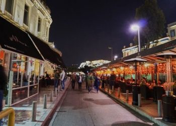 Η απάντηση στον αντικαπνιστικό: Τα μπαρ βγαίνουν στο δρόμο