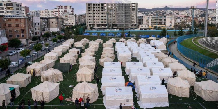 Αλβανία: Οι σεισμόπληκτοι δεν επιστρέφουν στα σπίτια τους – Πάνω από 4.000 κτήρια με μεγάλες ζημιές