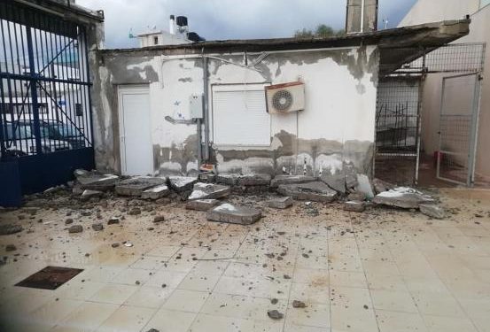 Kρήτη: Κατέρρευσε κεντρική είσοδος δημοτικού σταδίου