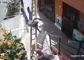 Μάστορας έπεσε από τα 10 μέτρα, επειδή ένας παππούς του κούνησε την σκάλα (vid)