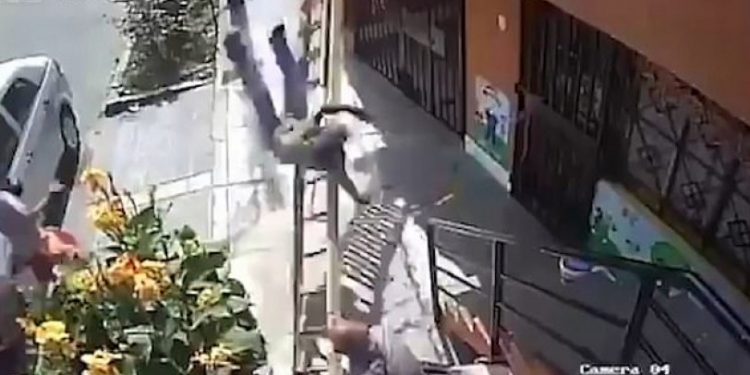 Alldaynews.gr Μάστορας έπεσε από τα 10 μέτρα, επειδή ένας παππούς του κούνησε την σκάλα (vid)