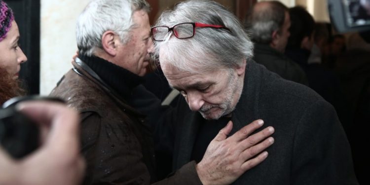 Alldaynews.gr Τραγική φιγούρα ο Ανδρέας Μικρούτσικος στην κηδεία του αδελφού του