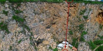 Alldaynews.gr Άγιο Όρος. Αυτός είναι ο 28χρονος που έπεσε στο κενό αγκαλιά με την εικόνα της Παναγιάς