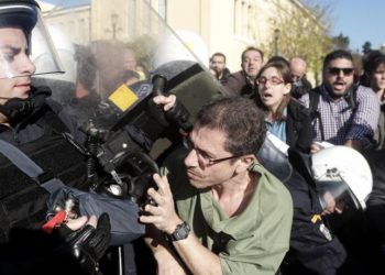 Ξύλο ανάμεσα σε ΜΑΤ και συνδικαλιστές σε ημερίδα του Πανελλήνιου Ιατρικού Συλλόγου
